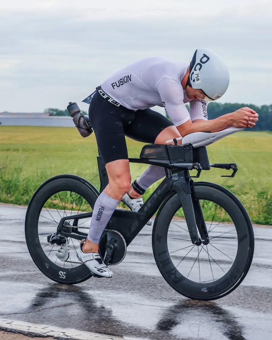 Hans-Jörg Stolz in Aeroposition auf dem Zeitfahrrad auf nasser Rennstrecke